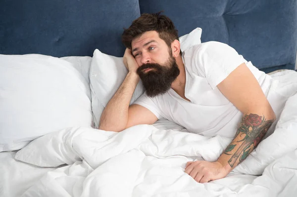 Dlouhá noc. Koncept poruchy spánku. Muž vousatý bokovky s problémy se spánkem. Guy, ležící v posteli a zkuste se uvolnit a usnout. Relaxační techniky. Narušení spánku a bdění — Stock fotografie