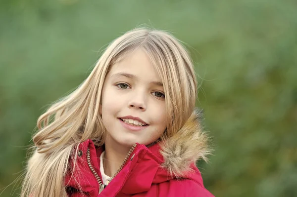 Lány-szőke hosszú haj mosollyal a természeti környezet — Stock Fotó