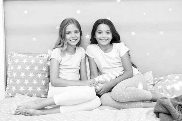 Eğleniyor Soulmates kızlar sleepover parti. Çocukluk dostluk kavramı. Kızlar mutlu en iyi arkadaş pijama partisi iç parti. Eğlenmek için pijama partisi zaman dedikodu hikayesi. En iyi kızlar sleepover parti fikirleri — Stok fotoğraf