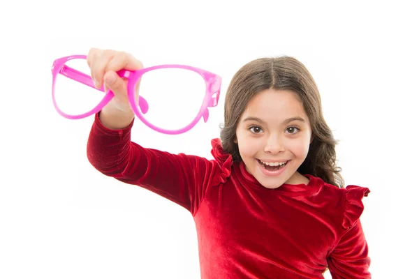 Enfant heureux avec une bonne vue. Vision et santé oculaire. Améliorer la vue. Fille enfant porter de grandes lunettes isolées fond blanc. Optique et traitement de la vue. Exercice efficace yeux zoom — Photo