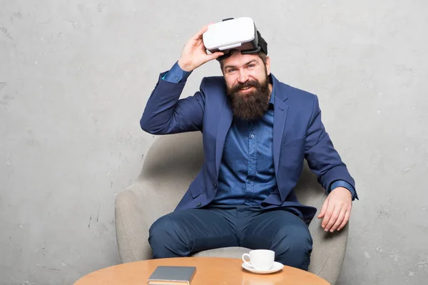 Uma nova oportunidade. Software moderno para negócios. Negócios implementam tecnologia moderna. Parceiro de negócios interage em realidade virtual. Empresário sentar cadeira desgaste hmd explorar realidade virtual ou ar — Fotografia de Stock