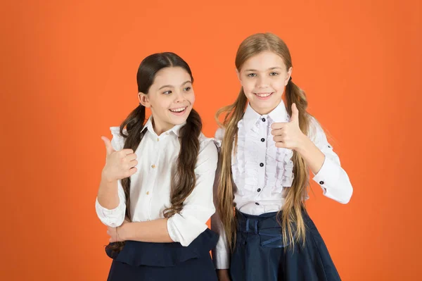 Polegares para a escola chique. Crianças de escola com moda. Meninas vestindo uniforme da moda. Meninas elegantes em tranças vestidas para a escola. Lindas alunas. Voltar ao estilo de moda da escola — Fotografia de Stock