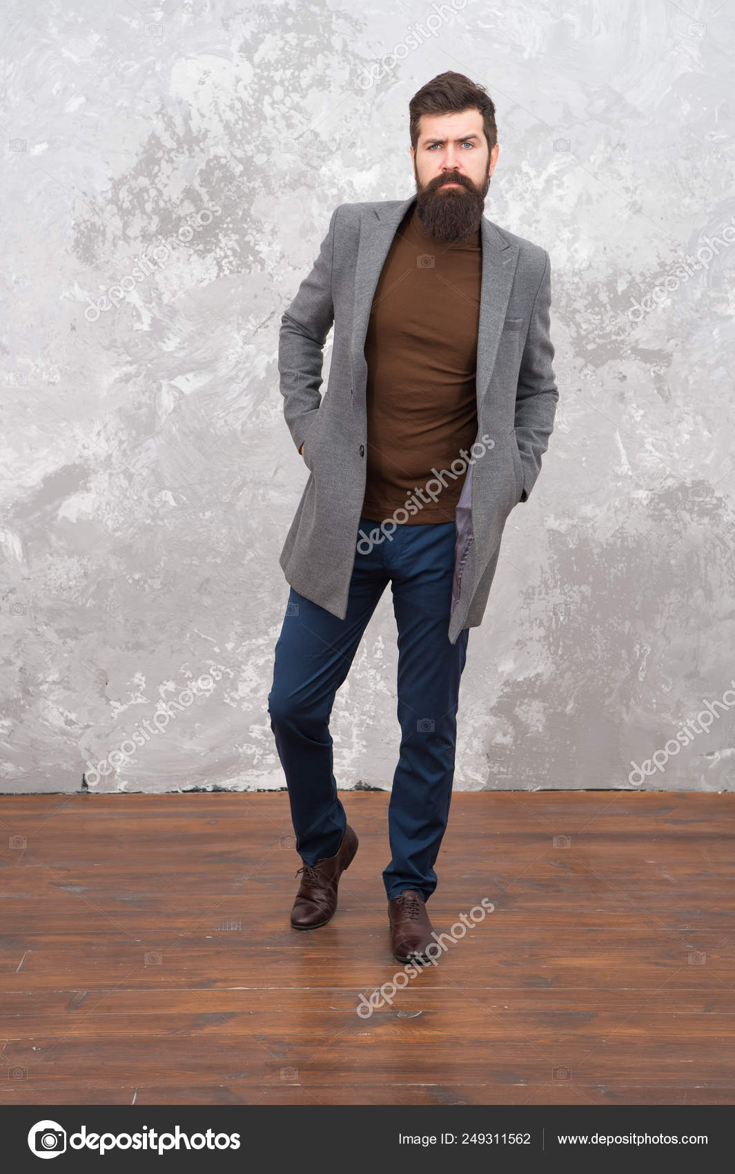 Ropa de hombre y concepto de moda. Hombre guapo barbudo hombre de