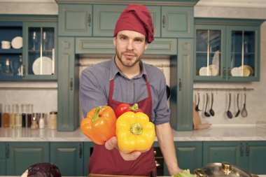 Sezonunda satın. Pik sezon satın alma daha lezzetli sebze olun. Mevsim sebzeleri maddeler ortalama yemek başka bir seviyeye alabilir. Taze biber sebze elinde Şef