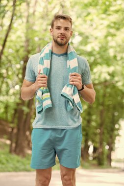 Doğal peyzaj havluda olan adam. Sporcu eğitim hemen sonra. Terli ve yorgun. Yaz plaj zaman ve tatil dinlenmek. Hijyen ve welness. Spor ve sağlık