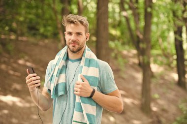 Runner mp3 ile. adam mp3 çalar müzik dinle. MP3 adam elinde. Runner sporcu ile mp3 çalar.