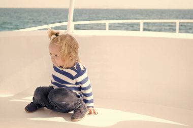 Çocuk dostu özellikler. Aile tatil cruise gemi herşey dahil tur. Çocuk çocuk yürümeye başlayan çocuk seyahat eden deniz gezisi. Çizgili gömlekli çocuk genç denizci gibi görünüyor. Çocuk keyfini çıkarın tatil seyahat gemisinde