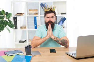 Ben en iyisiyim. Office kralı. Bölüm Başkanı. Adam Yöneticisi işadamı girişimci aşınma altın taç sakallı. Üst yönetici merkez ofisi. Zafer zevk emin patron. Baş ve patron kavramı