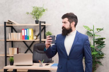 tam konsantrasyon. İşadamı resmi kıyafeti. konsantrasyon iş başında. Kendine güvenen insan iş yerinde yoğunlaşmıştır. Patron işyeri. Kahve molası. Sakallı adam iş ofiste. Toplam konsantrasyonu. Enerji