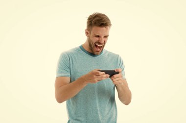 Oyun için heyecanlandım. Adam akıllı telefondan oyun oynuyor. Bağırıp çağıran adam akıllı telefon oyunu oynuyor. Akıllı telefon için başvuru yapmayı dene. İnsanlar online iletişimden faydalanıyor. Oyun bağımlılığı kavramı