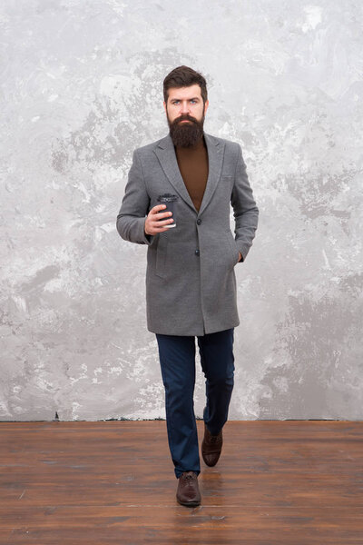 Просто купил кофе на вынос. Умная повседневная одежда для офисной жизни. Лучший кофе для него. Мужчина красивый бородатый бизнесмен держит чашку кофе. Концепция кофе-брейка Мода на деловых людей
