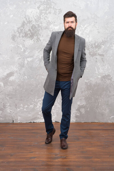 Мужская одежда и концепция моды. Мужчина, красивый бородатый бизнесмен, носит роскошный официальный костюм. Жестокая модель. Стиль моды бизнесменов. Официальная одежда для офиса. Раньше она выглядела идеально.
