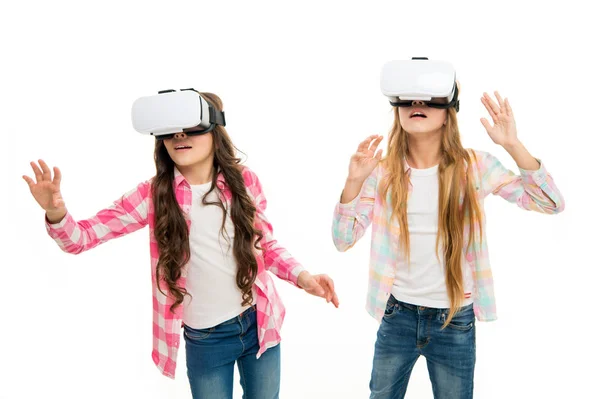 Tecnologia futura. As raparigas interagem com a realidade cibernética. Jogar jogo cibernético e estudo. Educação moderna. Tecnologias de educação alternativas. Educação virtual. Crianças usam hmd explorar realidade virtual ou aumentada — Fotografia de Stock