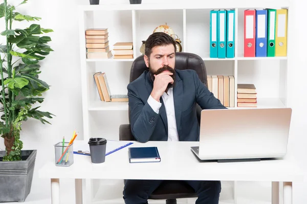 Broker rastrea indicadores financieros. Hombre barbudo jefe hipster sentarse en el interior de la oficina sillón de cuero. Jefe en el trabajo. Gerente de estilo corporativo formal de trabajo. Gente de negocios. Jefe ocupado en la oficina —  Fotos de Stock