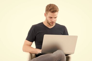 Yapacak çok işim var. Dizüstü bilgisayar meşgul adamla yüz planlama yoğunlaşmıştır. Adam yakışıklı siyah gömlek inşaat izole bilgisayar beyaz tıraşsız. Adam iş laptop listelemek planlama ile meşgul