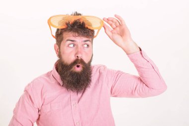 Sakallı adam giyim güneş gözlüğü. Hippi giyim çekim tonları son derece büyük güneş gözlüğü. Güneş gözlüğü tatil özniteliği. Göz koruma güneş gözlüğü aksesuar yaz. Gelecek tatilinizi için hazır almak nasıl