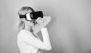 VR aygıt kullanan kadın. Komik kadın 3D araç teknolojisi yaşıyor - kadar yakın. Vr. Gamer turnuva olan komik kadın.