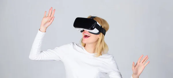 Nő visel a virtuális valóság szemüveg. Lenyűgözött a fiatal nő megérintette a levegő a Vr élmény során. Nő élvezi számítógépes szórakoztató élményt a vr. VR nő. — Stock Fotó