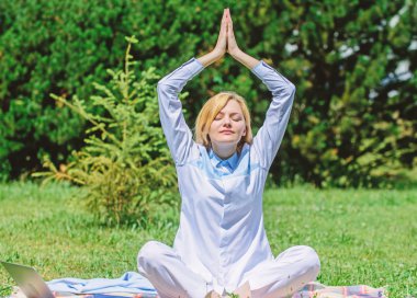 Zihnini boşalt. Kız halı yeşil çim çayır doğa arka plan üzerinde meditasyon. Pratik meditasyon rahatlatıcı bir kadın. Her gün meditasyon. Neden her gün meditasyon. Dakika dinlenmek için bulmak