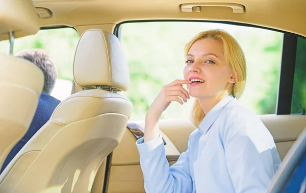 Concetto di vita aziendale. Donna d'affari seduta sul sedile posteriore. Occupato salone di cuoio passeggero signora godere di viaggio con autista. Salone di lusso per auto di lusso per donne d'affari. Assistente personale e autista — Foto Stock