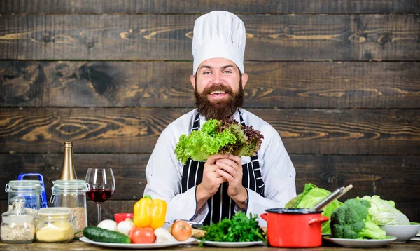Koken gezond. Vegetarische Salade met verse groenten. Gezond eten koken. Volwassen hipster met baard. Biologische voeding dieet. Culinaire keuken. Vitamine. Gelukkig bebaarde man. recept van de chef-kok — Stockfoto