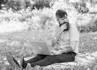 Yaratıcılık kriz. Blogger düşünceli yüz içerik oluşturun. Hipster blogger dizüstü doğa arka plan ile. Blogger için sosyal ağ içerik oluşturun. Yazar ya da blogger sosyal ağ için yazı yazmak