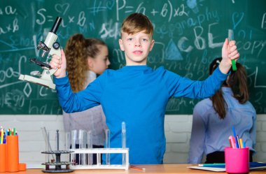 Tıbbi ekip. Küçük çocuklara okul ders. Öğrenme kimya okul laboratuarında ufak çocuklar. mutlu çocuk günü. Kimya. Okula dönüş. öğrencileri Biyoloji deneyleri mikroskopla yapıyor