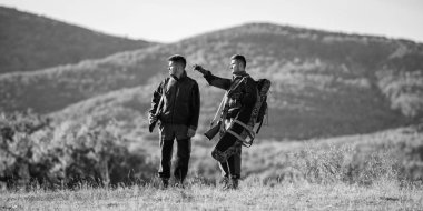 Avcılık ortağı ile daha fazla ölçü emniyet kez eğlenceli ve ödüllendirici sağlar. Avcı arkadaş eğlence keyfini çıkarın. Avcılar arkadaşlar gamekeepers dağlar arka plan yürümek. Avcı tüfekler doğa ortam