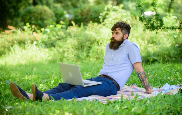 Çayır doğa arka plan rahatlatıcı laptop ile sakallı adam. Blogger doğa tarafından ilham kaynağı olma. Yazar ilham doğa ortamı için arıyorum. Bloglama için ilham. İlham arıyorsanız — Stok fotoğraf