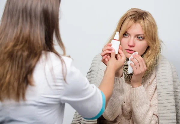 Pode ajudar a limpar os seios nasais. Médico examinando paciente. Médico de cuidados primários fazendo diagnóstico para a mulher doente. Médico visitando mulher insalubre em casa. Cuidados aos doentes e cuidados de saúde — Fotografia de Stock