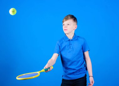 Tenis eğlencelidir. Jimnastik salonu iş genç çocuk. Küçük çocuk. Fitness diyet sağlık ve enerji getiriyor. Raket ve top ile tenis oyuncusu. Çocukluk etkinlik. Spor oyun başarı. Mutlu çocuk oyun Tenis