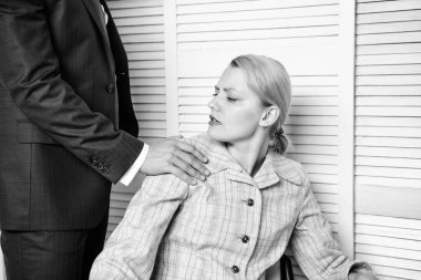 Cinsel taciz iş ofiste. Şehvetli patron dokunmadan. Meslektaşım kızgın.