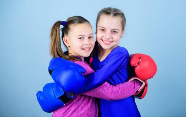 Mutlu çocuklar sporcu boks eldiven. Spor başarı. Dostluk. Fitness. enerji sağlık. küçük kızlar boksör spor egzersiz. Delme nakavt. Çocukluk etkinlik. Savaşmaya hazırım