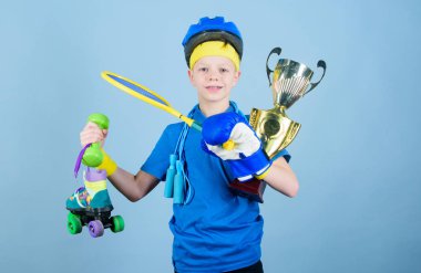 kendi ödül başarıdır. ödül töreni. Mutlu çocuk sporcu tutun şampiyon Kupası. Spor ve sağlık. Fitness ve diyet. Enerji. başarı. Çocukluk etkinlik ödül. Kupası Ödülü. Sadece en iyi