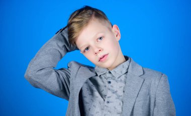 Onun tarzı buldum. Çocuk modern saç modeli giyim resmi tarzı takım elbise mavi arka plan. Kendine güvenen adam şık kıyafet tadını çıkarın. Yakışıklı ve şık olmayı dene. Daha hızlı büyümek istiyorum. Tarzı hakkında çok şey biliyorum