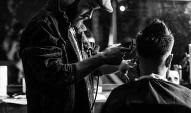 İstemci, dikiz Clipper kırpma saçlı berber. Kuaför saç kesme makinesi ile sakallı adam, berber arka plan saç kesimi üzerinde çalışır. Hipster istemci Başlarken saç kesimi. Hipster yaşam tarzı kavramı