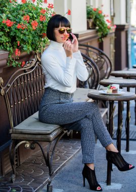 Boş zaman kavramı. Kız moda Bayan smartphone ile. Keyifli zaman ve eğlence. Sakin ol ve kahve molası. Duymak için çok mutluyum. Kadın çekici şık esmer harcama boş zaman kafe teras arka plan