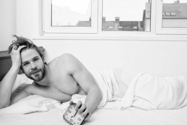 Adam tıraşsız yatak tutun çalar saat yatıyordu. Adam tıraşsız uykusuz yüz dinlenme sakallı. Sopa aynı zamanlama zaman uyan yatma vakti. Yeterli uyku onun için. Vücudun saatinizin düzenlenmesi. Uyku rejimi alışkanlık