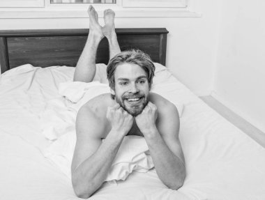 Yatak rahatlatıcı adam tıraşsız yakışıklı mutlu gülümseyen gövde. Adam seksi maço beyaz yatak örtüsü yatıyordu. Adam güzel gece rüya sonra enerji dolu hissediyorum. Çok iyi kavramı sakin ol. Bırak vücudun rahat hissediyorum