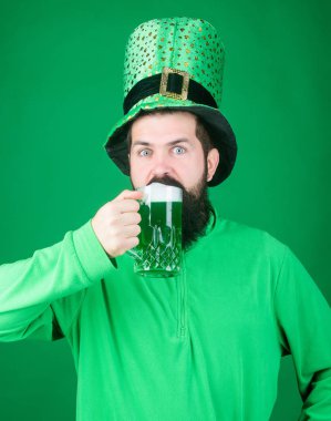 Onun susuzluğunu. Saint Patricks Günü için kızartma adam sakallı. Hippi bira bardağı tutan cin şapkalı. Yeşil bira içme sakallı İrlandalı adam. Bira salonunda Saint patricks günü kutluyor