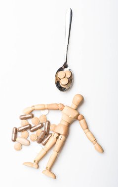 Ahşap insan kukla kaşık tam hapları ve tablet. Tıp kavramı al. Sağlık ve tedavi. Sağlık ve sorunları. Dokunulmazlık ve tıp vitaminler. Aşırı doz ve ölüm. İlaç reçete