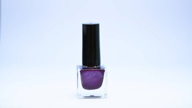 Tırnak cilası beyaz arka plan. Manikür salonu. Dayanıklılık ve kalite oje kaplama. Jel Lehçe modern teknoloji. Moda trendi. Oje şişesi parlak renk. Güzellik ve bakım kavramı