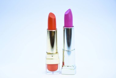 Dudak bakım kavramı. Beyaz arka plan ruja. Yüksek kaliteli ruj. Olması gerekir. Güzellik trend. Günlük makyaj. Ruj için profesyonel makyaj. Uygun renk seçin. Makyaj ürünleri Karşılaştır