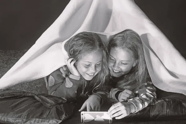 Concepto de infancia y felicidad. Chicas con caras sonrientes — Foto de Stock