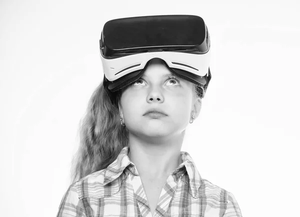Boldog gyerek használja a modern technológia, virtuális valóság. Virtuális oktatás, iskolai tanuló részére. Kap a virtuális élmény. Lány aranyos gyerek fej szerelt kijelző fehér háttér. Virtuális valóság fogalma — Stock Fotó