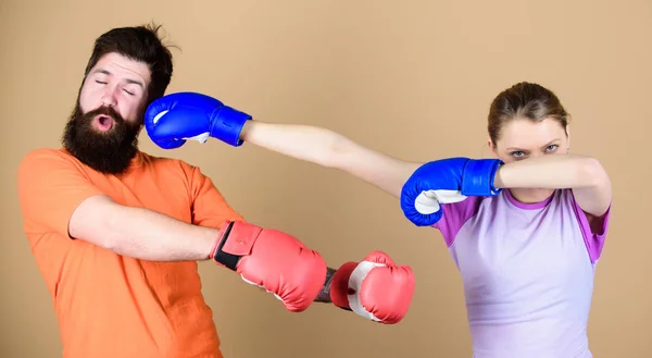 Clube de boxe amador. Igualdade de possibilidades. Força e poder. Violência familiar. Homem e mulher de luvas de boxe. Conceito de desporto de boxe. Casal menina e hipster praticando boxe. Desporto para todos — Fotografia de Stock