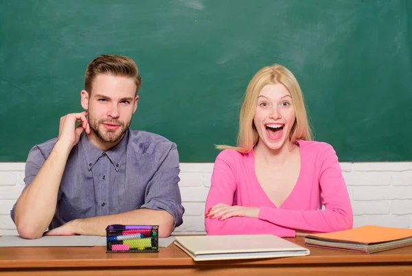 Ansöka om gratis program. Par vänner som studerar universitet. Njuter universitetsliv. Kille och tjej sitter vid skrivbord i klassrummet. Rätt svar på deras sinne. Studera på högskola eller universitet — Stockfoto