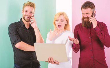 Modern insan sanal ve gerçek gerçekleri içinde yaşıyor. Erkek ve kadın sanal gerçeklik ve online iletişim keyfini çıkarın. Dizüstü veya smartphone sen her zaman online. Modern teknolojiler hayatımızın daha kolay yapmak