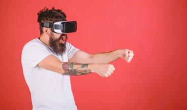 Sanal yarış kavramı. Vr sakallı sürüş araba, kırmızı arka plan gözlük. Adam oyun Vr. Hipster içinde araba hızlı sanal gerçeklik heyecanlı yüzündeki yarış oyunu
