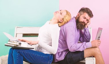 İlham kriz. Özgün otantik öznitelik yazar. Gerçek autor otantik ekipman. Çift yazarlar farklı araçlar yazma kitap kullanın. Adam yorgun uykulu kullanmak laptop kız retro daktilo gibi